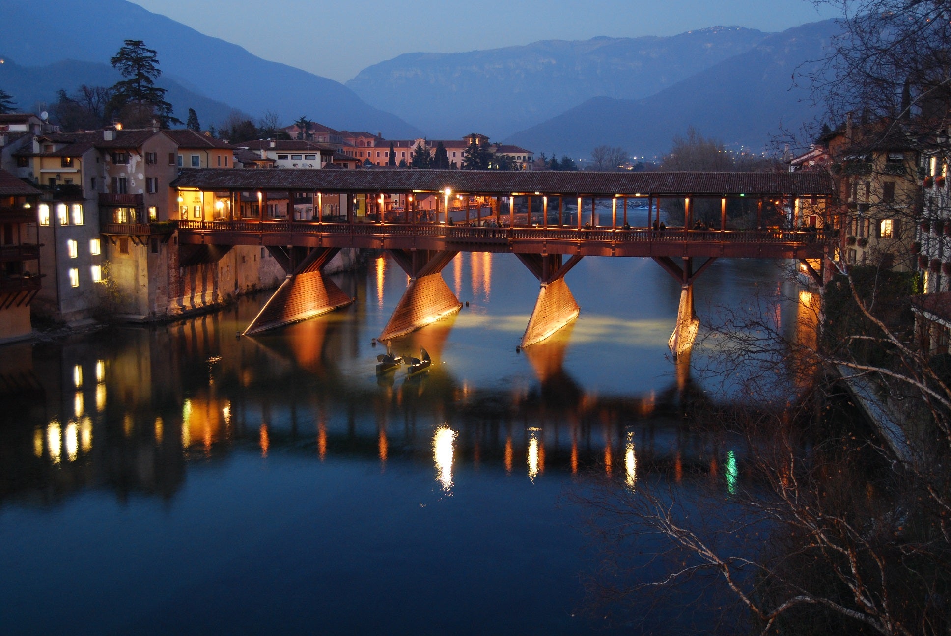 night foto of the "Ponte degli Alpini" bridge